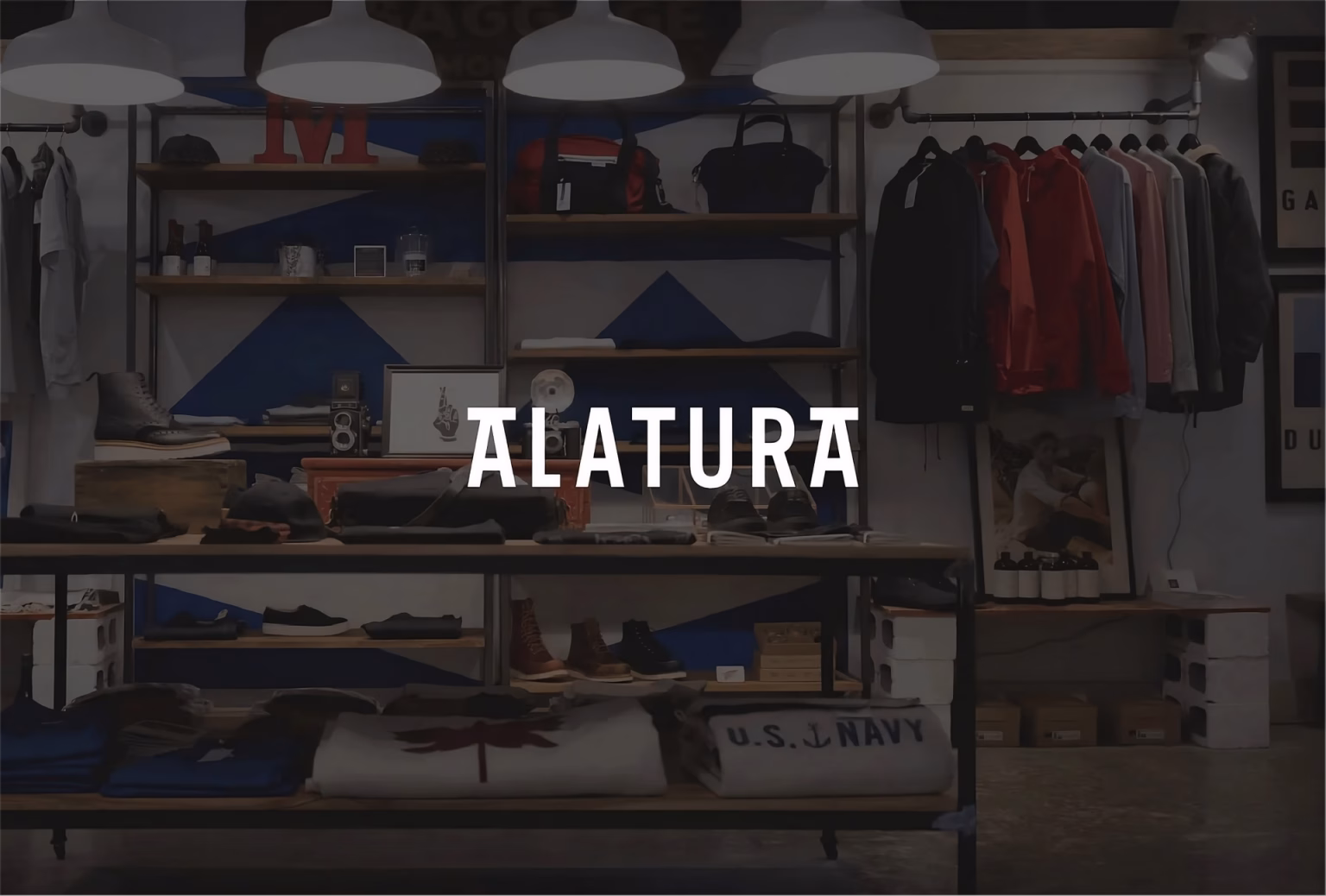 Branding logo Alatura con fondo de fotografía de tienda de ropa