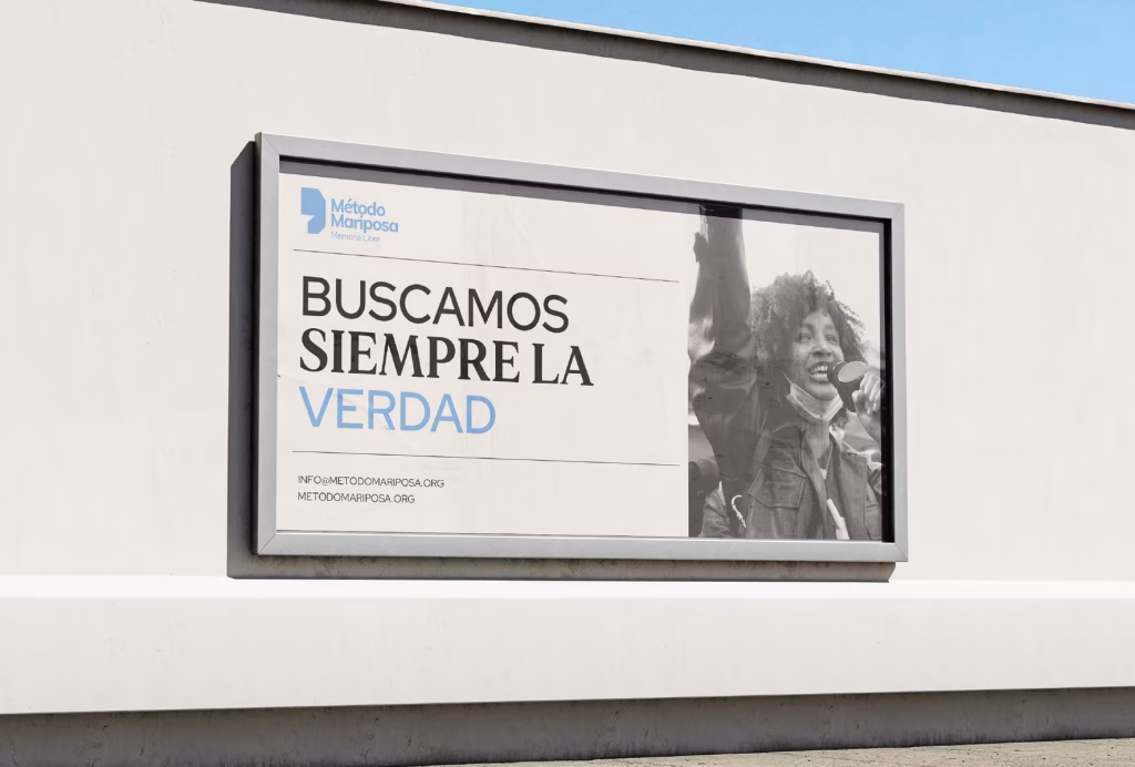 Anuncio de Método Mariposa en una pared de la calle con frase "Buscamos siempre la verdad"