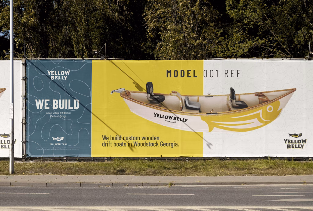 Anuncio en una pared de una calle en la que se muestra un bote hecho por Yellow Belly