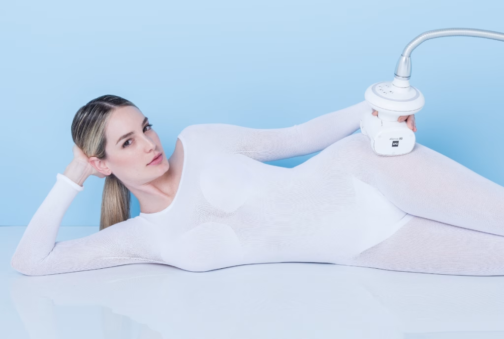 Mujer posando con producto de belleza