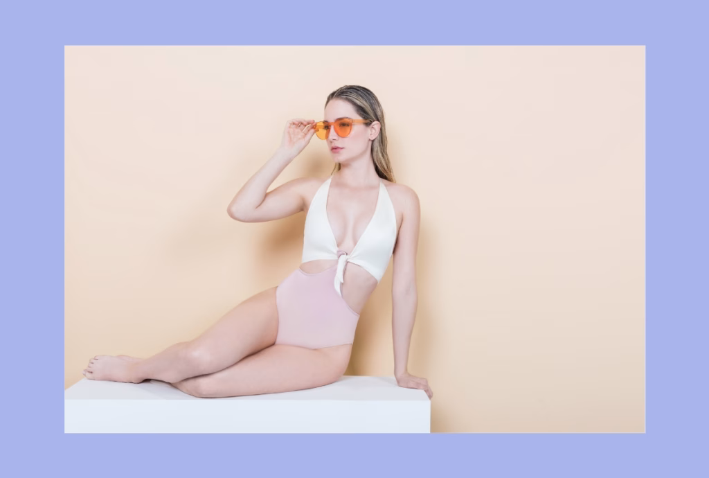 Mujer con vestido de baño y gafas de sol