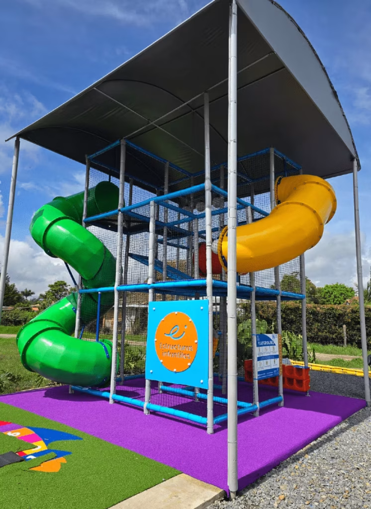 Toboganes gigantes en un parque con el logo de Estructuras Infantiles