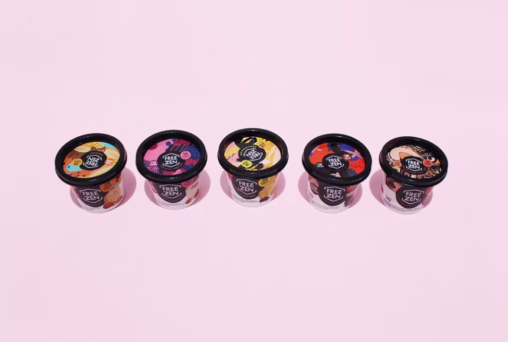Fila de helados de distintos sabores de Freezen sobre un fondo color rosa