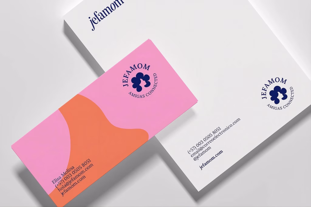 Tarjeta de presentación de jefamom junto a hoja en blanco con datos de contacto