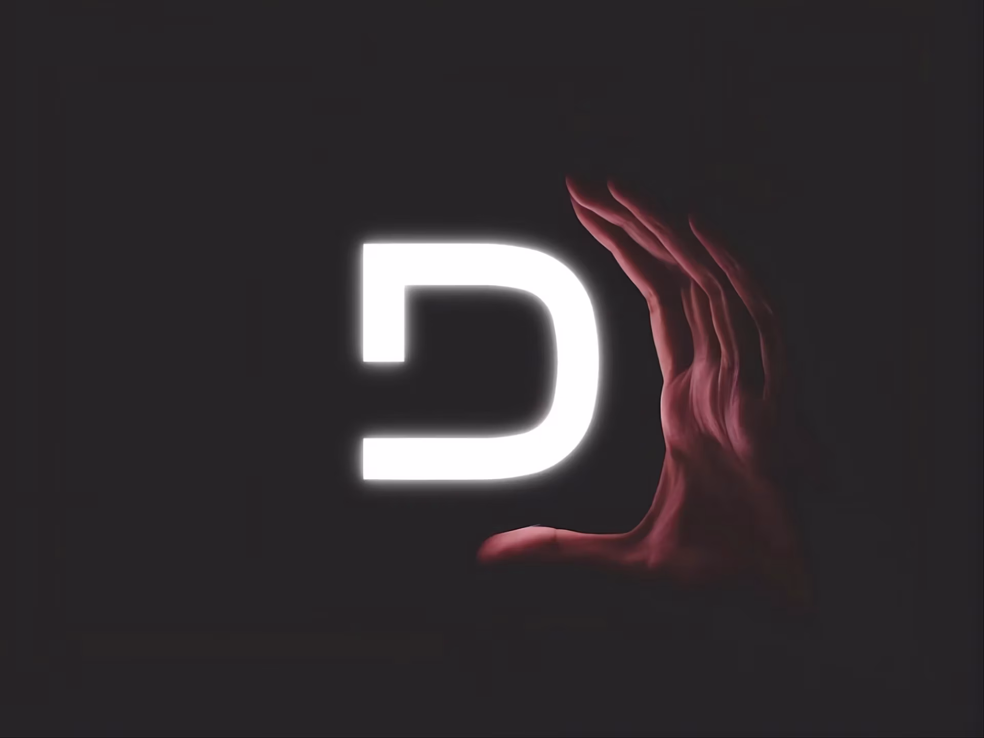 Branding una mano intentando agarrar el logo Diodo que se ilumina en un espacio oscuro